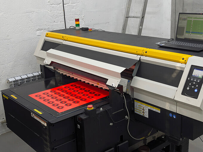 флуоресцентные наклейки уф-печать