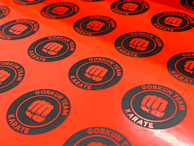 флуоресцентные наклейки + уф печать черным