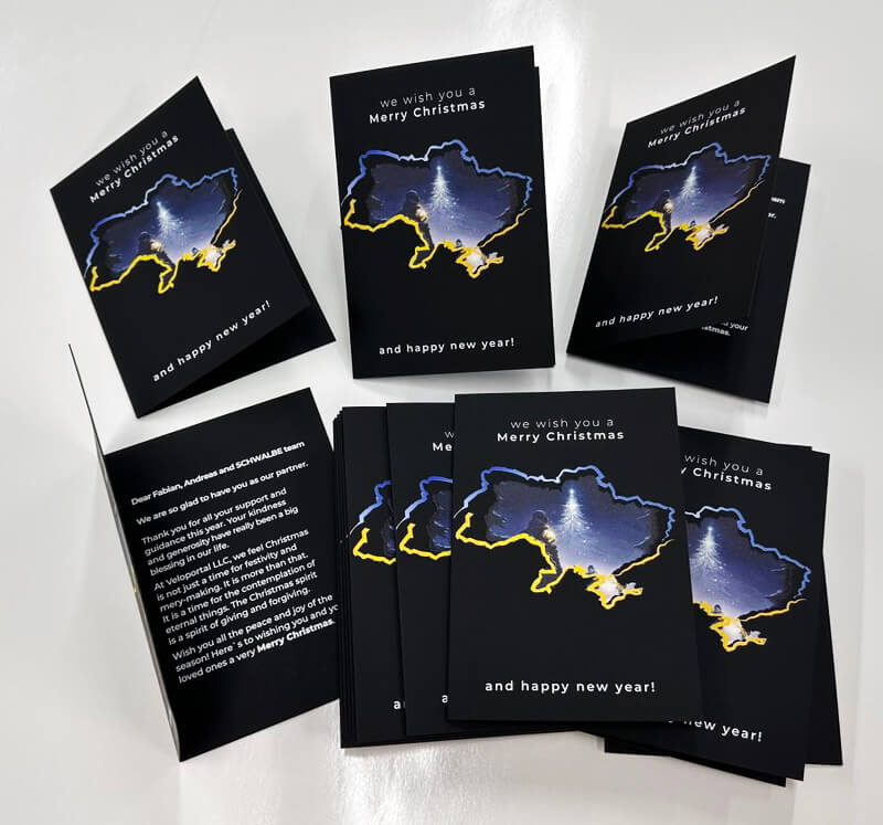 листівки на чорному дизайнерському картоні