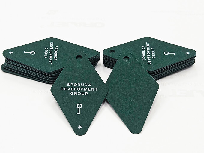 Дизайнерские бирки на зеленом плайке