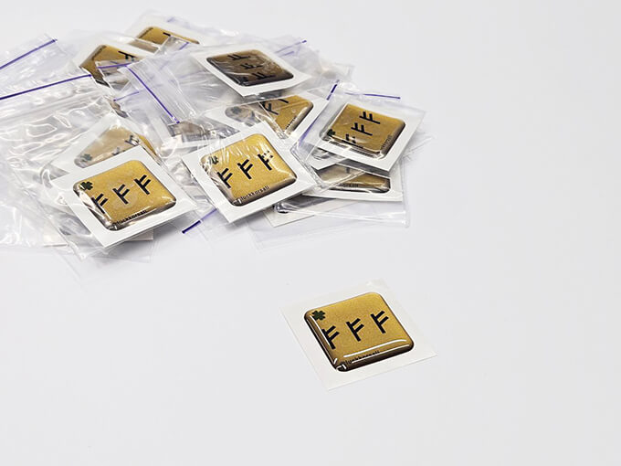 Друк стікерів. Золоті стікери 3д