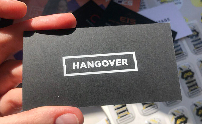 печать визиток белым по черному диз картону