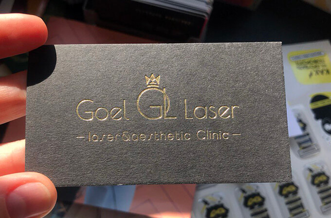 печать визиток по дизайнерскому картону с теснением